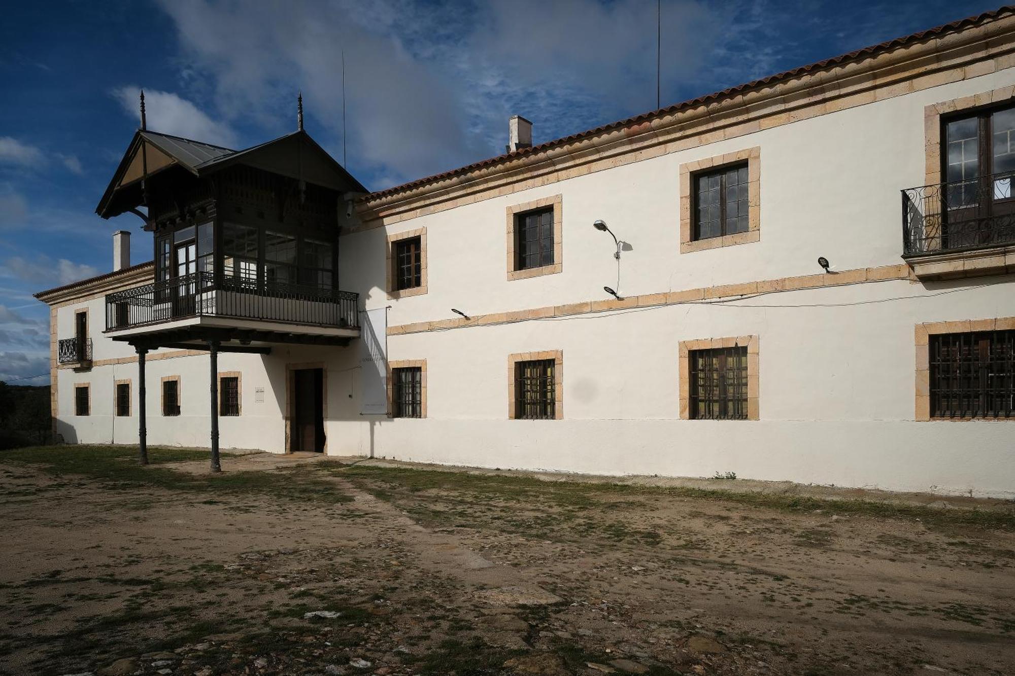 Casa Rural Palacio Conde De Aldana Con Piscina Entre Encinares Y Dehesas Terradillos Exterior foto